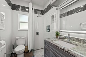 Regadera, secadora de cabello, toallas, jabón 