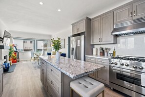 Réfrigérateur, four à micro-ondes, un four, surface de cuisson