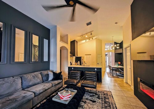 Chic 3 BR w/ Pool Near Disney Magic