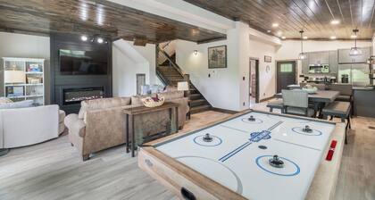 Bear Tracks Bungalow-Hot Tub with views and Bear sightings!