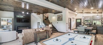 Bear Tracks Bungalow-Hot Tub with views and Bear sightings!