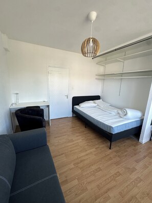 2 間睡房、可攜式嬰兒床、Wi-Fi、床單