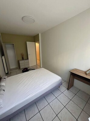 2 عدّة غرف نوم وواي فاي وملاءات أسرّة