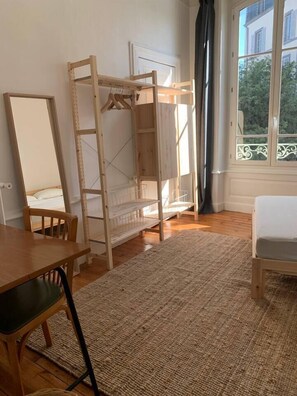 4 bedrooms, iron/ironing board, WiFi, bed sheets - To complete (Clermont-Ferrand)