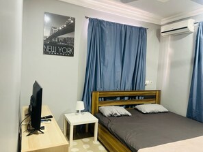 4 bedrooms, iron/ironing board, WiFi, bed sheets