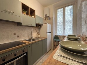 Fridge, oven, stovetop, coffee/tea maker