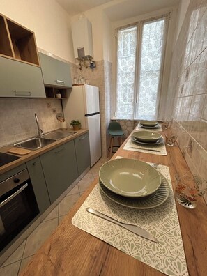 Fridge, oven, stovetop, coffee/tea maker - Domus Vittoria, the ideal apartment for your family in the Vatican area (Roma)