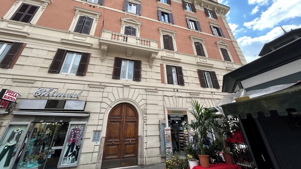 A multi-story building with a ground-floor shop named "Chimachi". - Domus Vittoria, the ideal apartment for your family in the Vatican area (Roma)