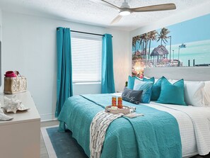 6 habitaciones, escritorio y tabla de planchar con plancha