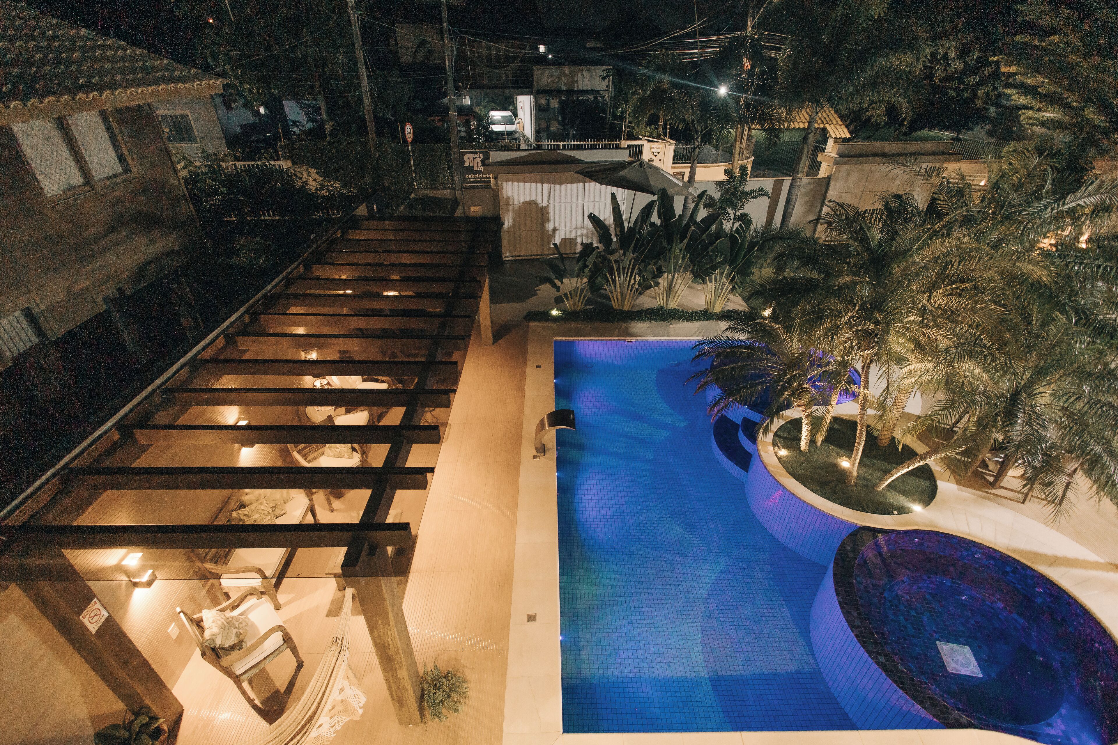 Piscina externa, funciona das 10h às 21h, guarda-sóis