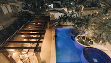 Piscina externa, funciona das 10h às 21h, guarda-sóis