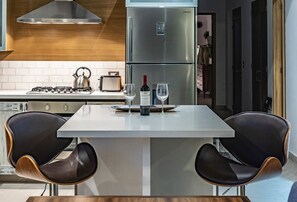 Réfrigérateur, micro-ondes, four, plaque de cuisson