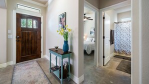3 bedrooms, desk, iron/ironing board, free WiFi - One-Story 3BR/3BA Home - Central Austin - Mueller Neighborhood (Austin)