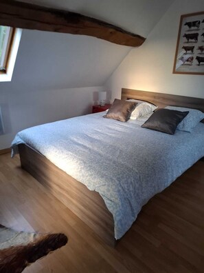 3 chambres, fer et planche à repasser, Wi-Fi, draps fournis