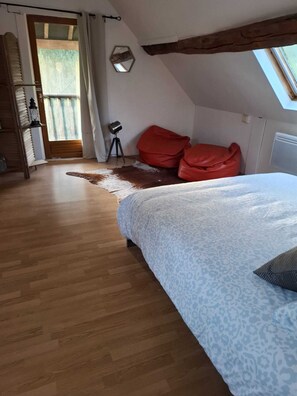 3 chambres, fer et planche à repasser, Wi-Fi, draps fournis