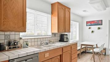 Coffee/tea maker, fridge, microwave, oven