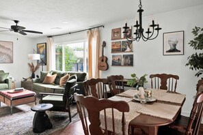 Smart TV, fireplace, books, music library - The Songbird 99 - Pool, Hot Tub, Pet Friendly, EV (Redding)