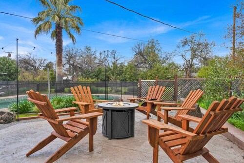 The Songbird 99 - Pool, Hot Tub, Pet Friendly, EV