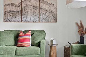 Smart TV, fireplace, books, music library - The Songbird 99 - Pool, Hot Tub, Pet Friendly, EV (Redding)