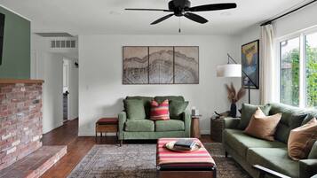 Smart TV, fireplace