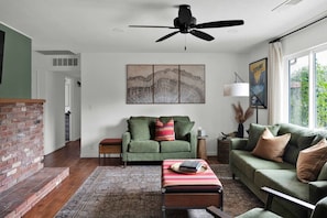 Smart TV, fireplace