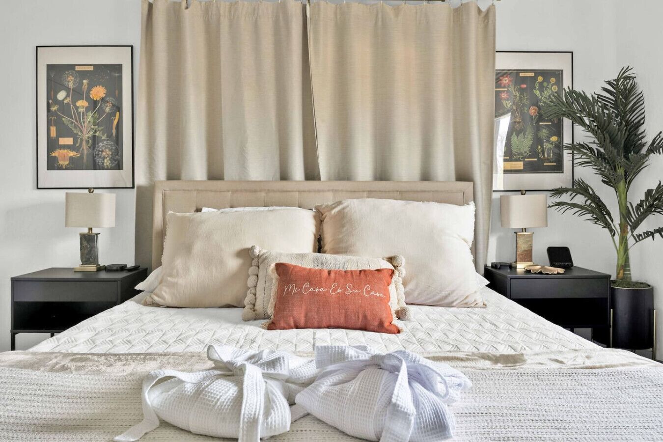 3 makuuhuonetta, työpöytä, silitysrauta/-lauta, vauvan matkasänky