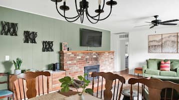 Smart TV, fireplace