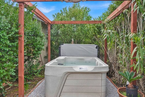 The Songbird 99 - Pool, Hot Tub, Pet Friendly, EV