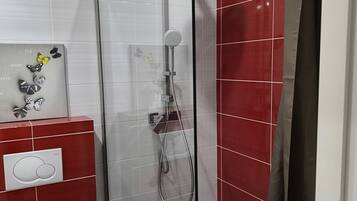 Regadera, toallas, papel de baño