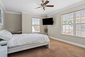 3 habitaciones, tabla de planchar con plancha, wifi y ropa de cama 