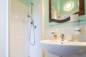Bruser, hårtørrer, bidet, håndklæder