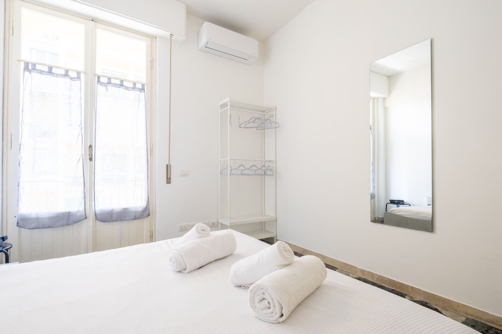 2 habitaciones, tabla de planchar con plancha, wifi y ropa de cama 