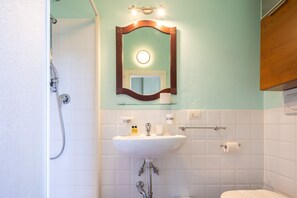 Dusche, Haartrockner, Bidet, Handtücher