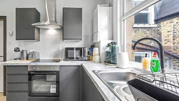 House | Private kitchen | Fridge, microwave, oven, stovetop