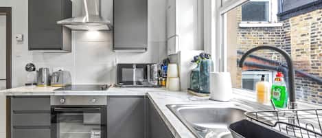 Casa | Cocina privada | Frigorífico, microondas, horno y placa de cocina