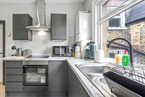 Private kitchen - Superb 3bed Fulham Palace Retreat (London)