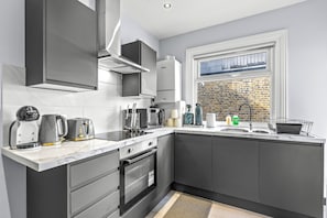 Private kitchen - Superb 3bed Fulham Palace Retreat (London)