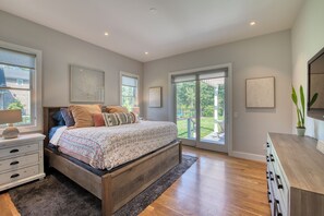 4 bedrooms, iron/ironing board, travel cot, WiFi - Spacious 4-bed house w/outdoor living space, heated pool, access to Town park… (Hampton Bays)