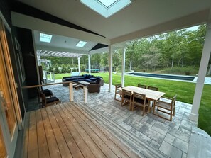 Outdoor dining - Spacious 4-bed house w/outdoor living space, heated pool, access to Town park… (Hampton Bays)