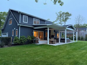 Exterior - Spacious 4-bed house w/outdoor living space, heated pool, access to Town park… (Hampton Bays)