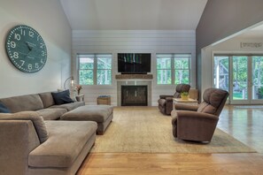 Smart TV, fireplace, ping pong - Spacious 4-bed house w/outdoor living space, heated pool, access to Town park… (Hampton Bays)