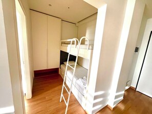 1 slaapkamer, een strijkplank/strijkijzer, gratis wifi, beddengoed