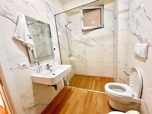 Een douche, gratis toiletartikelen, een haardroger, pantoffels