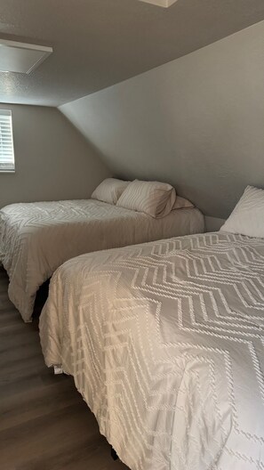 2 habitaciones, tabla de planchar con plancha, wifi y ropa de cama 