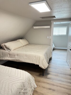 2 quartos, ferros/tábuas de passar roupa, Wi-Fi, roupa de cama