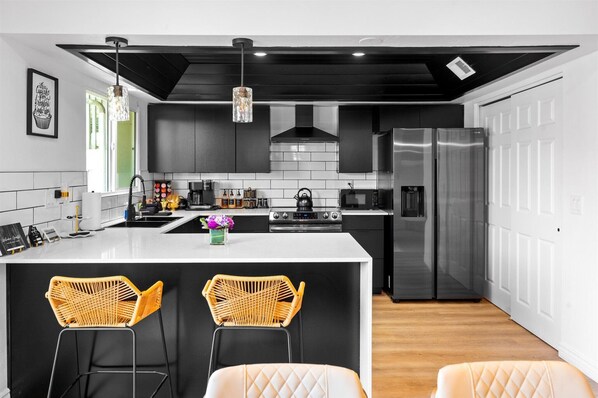 Micro-ondes, four, plaque de cuisson, lave-vaisselle