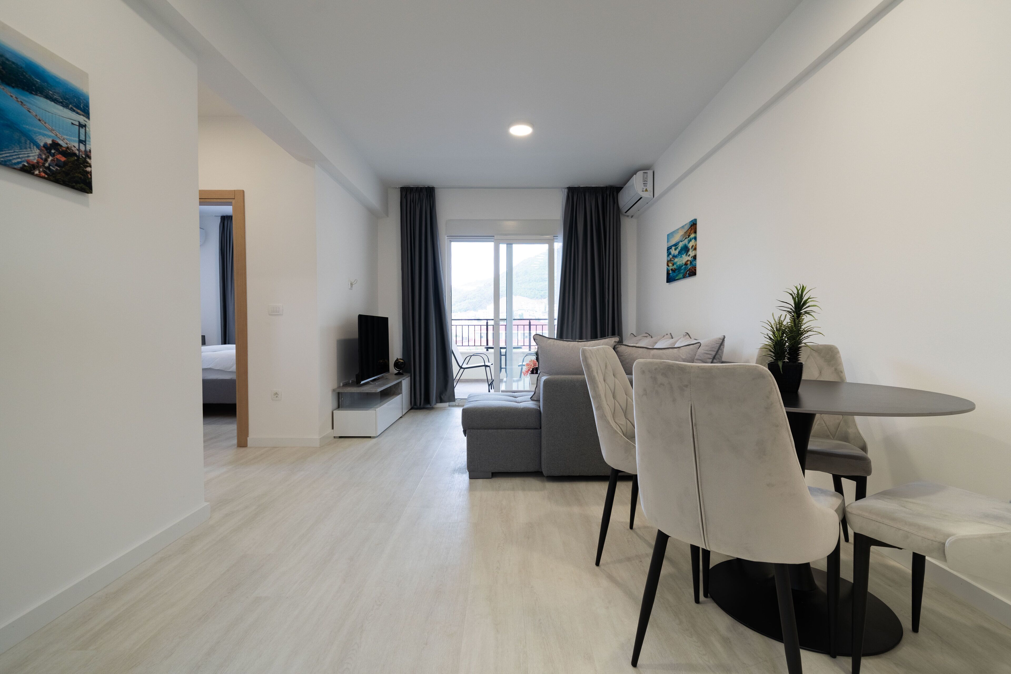 Perhesviitti, parveke, kaupunkinäköala | Ylelliset vuodevaatteet, Select Comfort -patjalliset sängyt