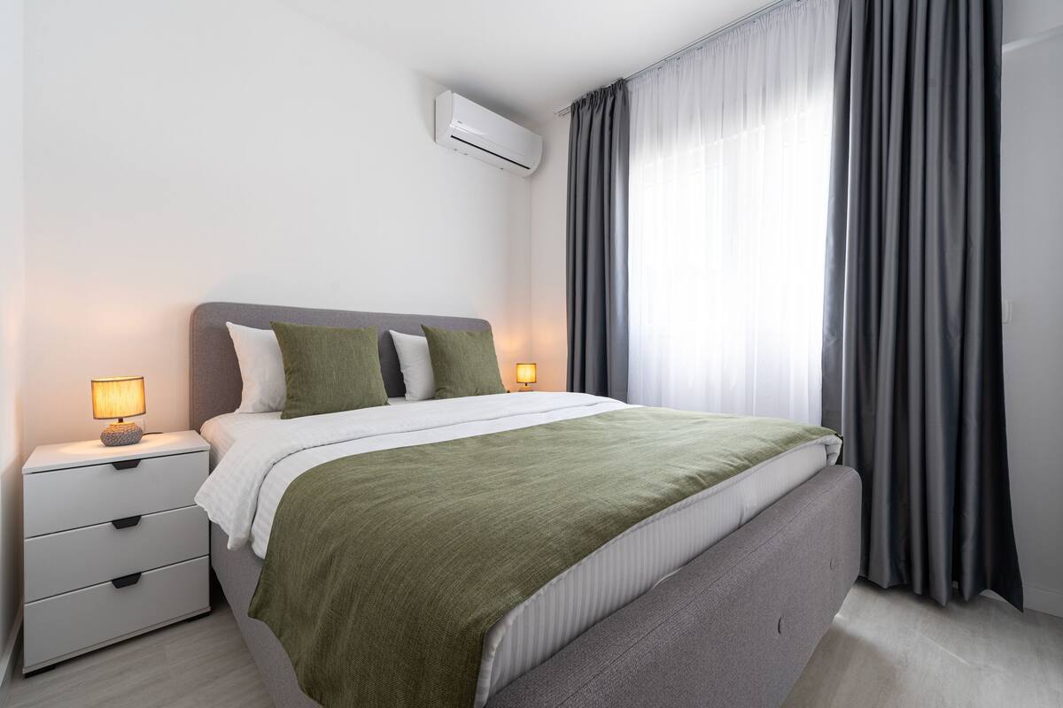 Premium bedding, Select Comfort beds, cribs (free), WiFi (free)
