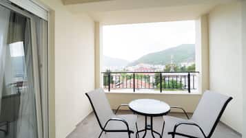 Family Suite, Balcony, City View | Terrace/patio