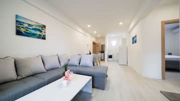Family Suite, Balcony, City View | Living area